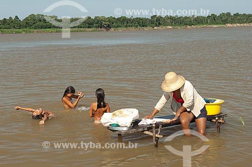  Subject: Riverine woman washing clothes at the margin of the Japura River  / Place:  Tapiira Beach - Japura River - Amana Sustainable Development Reserve - Amazonas state - Brazil  / Date: 2007 