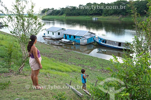  Subject: Woman and child in the Boca do Mamiraua communit  / Place:  Sustainable Development Reserve of Mamiraua - Amazonas state - Brazil  / Date: 2007 