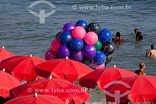  Subject: Sunshades and bathers at Arpoador beach  / Place:  Ipanema neighborhood - Rio de Janeiro city - Brazil  / Date: 01/ 2011 