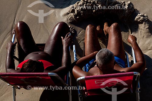  Subject: Couple of bathers on beach chairs at Arpoador beach  / Place:  Ipanema neighborhood - Rio de Janeiro city - Brazil  / Date: 01/2011 