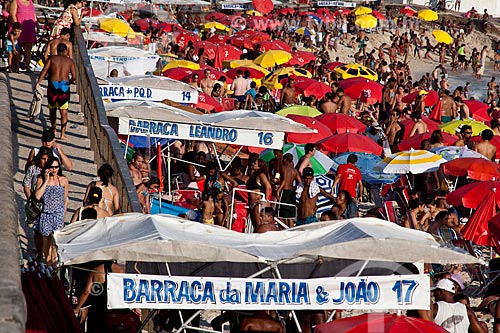  Subject: Sunshades on the beach full of people of the Arpoador  / Place:  Ipanema neighborhood - Rio de Janeiro city - Brazil  / Date: 01/2011 