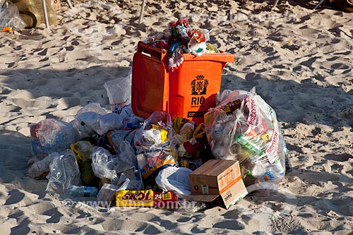  Subject: Garbage collection at Arpoador beach  / Place:  Ipanema neighborhood - Rio de Janeiro city - Brazil  / Date: 01/2011 