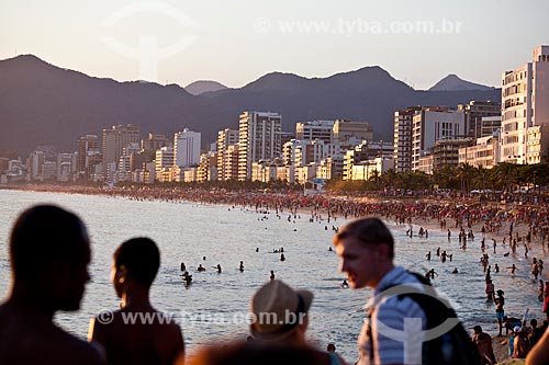  Subject: Bathers at Arpoador beach with buildings and mountains in background  / Place:  Ipanema neighborhood - Rio de Janeiro city - Brazil  / Date: 01/2011 