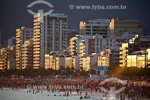  Subject: Bathers at Arpoador beach with buildings in background  / Place:  Ipanema neighborhood - Rio de Janeiro city - Brazil  / Date: 01/2011 