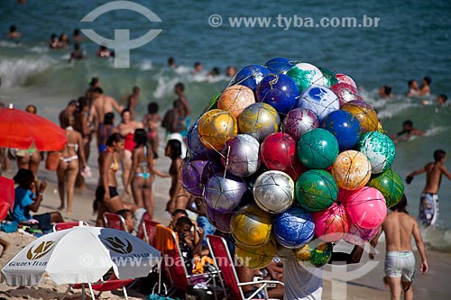  Subject: Bathers at Arpoador beach  / Place:  Ipanema neighborhood - Rio de Janeiro city - Brazil  / Date: 01/2011 