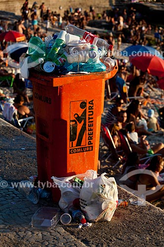  Subject: Garbage collection at Arpoador beach  / Place:  Ipanema neighborhood - Rio de Janeiro city - Brazil  / Date: 01/2011 