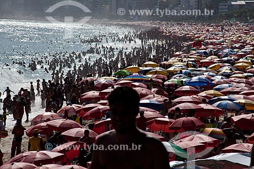  Subject: Sunshades on the beach full of people of the Arpoador  / Place:  Ipanema neighborhood - Rio de Janeiro city - Brazil  / Date: 02/2011 