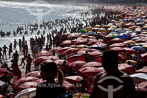  Subject: Sunshades on the beach full of people of the Arpoador  / Place:  Ipanema neighborhood - Rio de Janeiro city - Brazil  / Date: 02/2011 