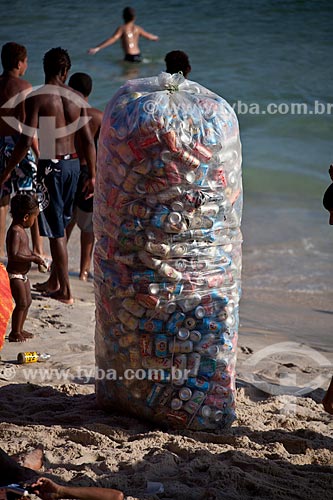  Subject: Bag with aluminum cans at Arpoador beach  / Place:  Ipanema neighborhood - Rio de Janeiro city - Brazil  / Date: 02/2011 