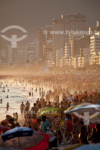  Subject: Bathers at Arpoador beach with buildings in background  / Place:  Ipanema neighborhood - Rio de Janeiro city - Brazil  / Date: 02/2011 