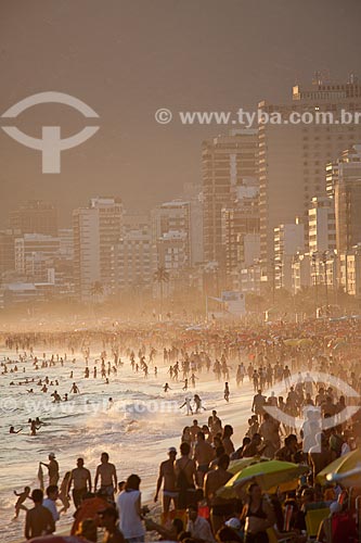  Subject: Bathers at Arpoador beach with buildings in background  / Place:  Ipanema neighborhood - Rio de Janeiro city - Brazil  / Date: 02/2011 