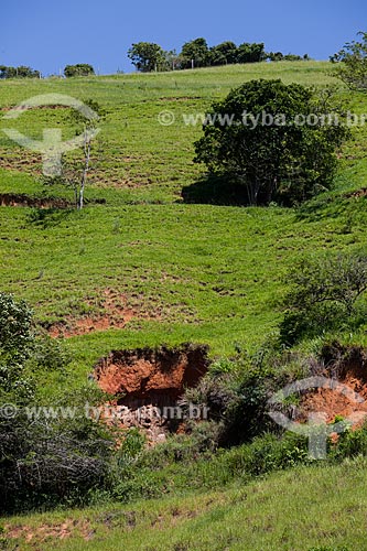  Subject: Soil erosion showing the geological layers: Grass, earth and rock  / Place:  Near to Vassouras - Vale do Paraiba - Rio de Janeiro state - Brazil  / Date: 02/2011 