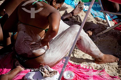 Subject: Woman applying sunscreen on her skin at Arpoador Beach  / Place:  Rio de Janeiro city - Brazil  / Date: 02/2011 
