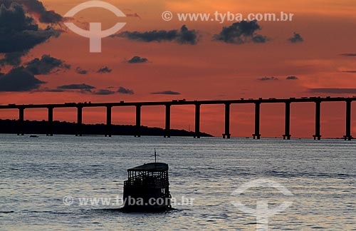  Subject: Boat sailing in the late afternoon to fund bridge Negro River* This bridge connects the Manaus to Iranduba / Place: Manaus city - Amazonas state - Brazil  / Date: 03/2011 