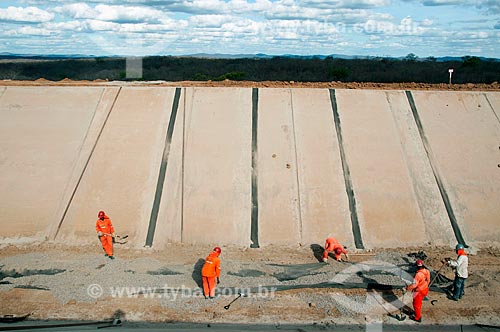 Subject: Men working on construction of irrigation channel - Project for Integration of the Sao Francisco River with the watersheds of the Septentrional Northeast / Place: Salgueiro - Pernambuco (PE) - Brazil / Date: 08/2010 