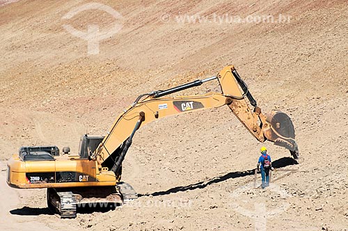  Subject: Worker next to the excavator in the irrigation channel - Project for Integration of the Sao Francisco River with the watersheds of the Septentrional Northeast / Place: Floresta city - Pernambuco state (PE) - Brazil / Date: 08/2010 