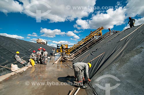  Men working with assistance of a paver slopes - Project for Integration of the Sao Francisco River with the watersheds of the Septentrional Northeast  - Floresta city - Pernambuco state (PE) - Brazil