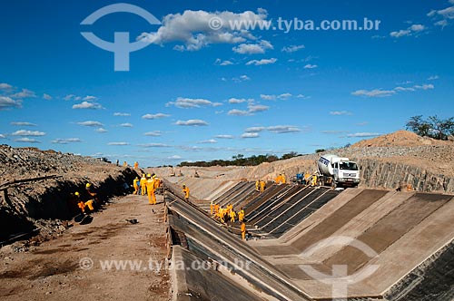  Subject: Men working in irrigation channel - Project for Integration of the Sao Francisco River with the watersheds of the Septentrional Northeast  / Place: Sertânia city - Pernambuco state (PE) - Brazil / Date: 08/2010 