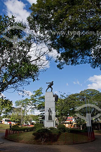  Subject: View of the obelisk in the Volunteers square / Place: Sao Carlos city - Sao Paulo state (SP) - Brazil / Date: 07/2009 