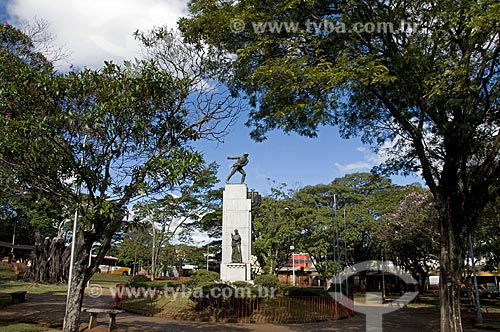  Subject: View of the obelisk in the Volunteers square / Place: Sao Carlos city - Sao Paulo state (SP) - Brazil / Date: 07/2009 