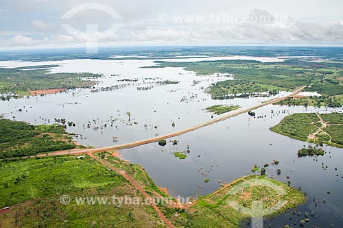  Subject: Aerial view of road BR 010 on an embankment over the lake formed by Estreito Dam / Place: Estreito city - Maranhao state (MA) - Brazil / Date: 21/03/2011 
