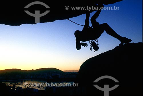  Subject: Via Nosferatus - climbing at Morro da Babilonia ( Babylonia Mountain ) with the Sugar Loaf Mountain  in the background / Place: Rio de Janeiro city - Rio de Janeiro state - Brazil  / Date: 04/2011 