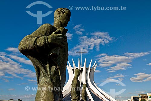  Subject: View of Sculptures of the Evangelists in the background the Metropolitan Cathedral Nossa Senhora da Aparecida  / Place: Brasilia city - Distrito Federal (Federal District) - Brazil / Date: 04/2010 