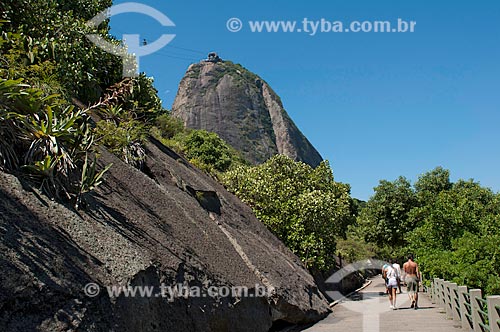  People walking at Claudio Coutinho Track with Sugar Loaf Mountain in the background  - Rio de Janeiro city - Rio de Janeiro state (RJ) - Brazil