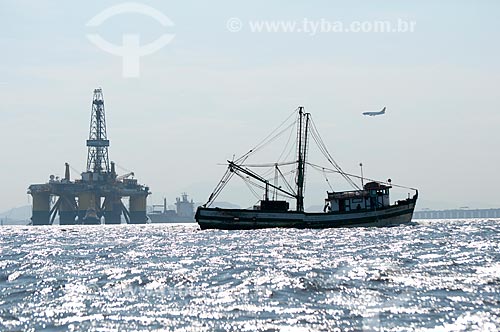  Subject: Oil rig with a fishing boat in the foreground / Place: Rio de Janeiro city  -  Rio de Janeiro state  -  Brazil  / Date: Fevereiro de 2010 