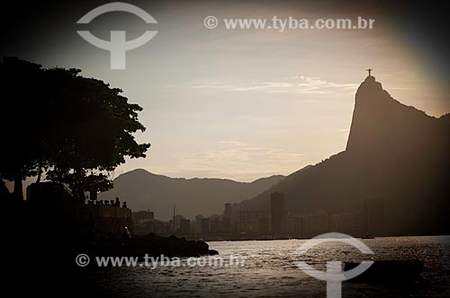  Subject:  Cristo Redentor  ( Christ the Redeemer )  at Morro do Corcovado  ( Corcovado Mountain )  as seen from the neighborhood of Urca ,  with buildings on Botafogo Cove and boats on Guanabara Bay in the foreground  -  Rio de Janeiro city  -  Rio  