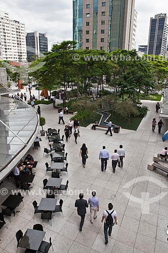  Subject: People having lunch at the food court of Brascan Open Mall / Place: Itaim Bibi neighborhood - Sao Paulo city - Sao Paulo state (SP) - Brazil / Date: 03/2011 