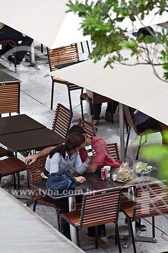  Subject: Young dating in the food court  of Brascan Open Mall / Place: Itaim Bibi neighborhood - Sao Paulo city - Sao Paulo state (SP) - Brazil / Date: 03/2011 