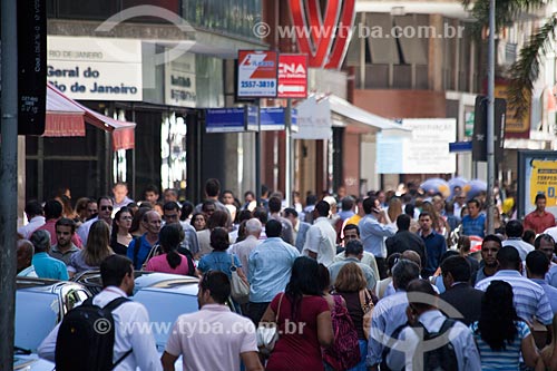  Subject: People walking downtown / Place: Rio de Janeiro city - Rio de Janeiro state (RJ) - Brazil / Date: 03/2011 