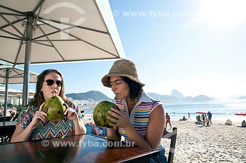  Subject: Friends talking and drinking coconut water kiosk at the edge of Copacabana beach - DC nº 89 e nº 90 / Place: Rio de Janeiro city - Rio de Janeiro state (RJ) - Brazil / Date: 04/2011 
