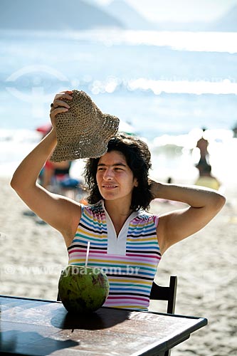  Subject: Women taking coconut water - DC nº 89 / Place: Rio de Janeiro city - Rio de Janeiro state (RJ) - Brazil / Date: 04/2011 