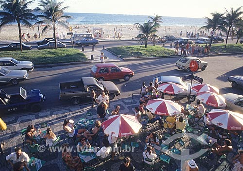  Subject: People in bar tables on the sidewalk of Avenida Vieira Souto corner with of Farme Amoedo / Place: Ipanema neighborhood - Rio de Janeiro city - Rio de Janeiro state - Brazil  / Date: Década de 80 