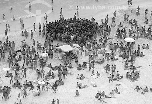  Subject: Crowd gathered to see women sunbathing topless on the Ipanema  beach of to Posto 9 / Place: Ipanema neighborhood - Rio de Janeiro city - Rio de Janeiro state - Brazil  / Date: Década de 80 