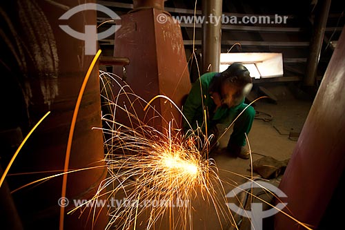  Subject: Welder working inside the ship - STX Shipyard - Conceição Island / Place: Niteroi city - Rio de Janeiro state - Brazil  / Date: 05/2010 