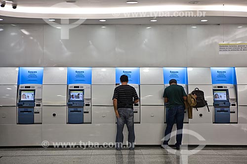  Subject: Men using cash machine Bank of Brazil in the City Mall / Place: Belo Horizonte city - Minas Gerais state (MG) - Brazil / Date: 03/2011 