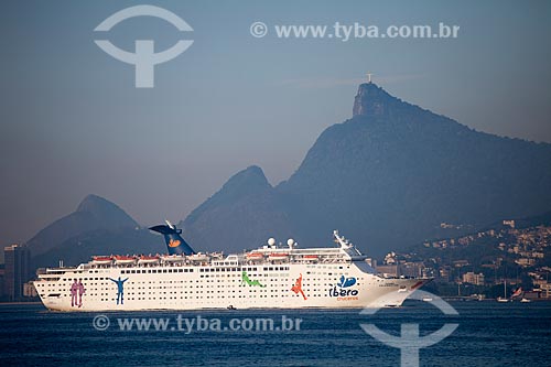  Subject: Cruise ship off the coast of Rio de Janeiro with Corcovado Mountain in the background / Place: Rio de Janeiro city - Rio de Janeiro state - Brazil / Date: 02/2011 