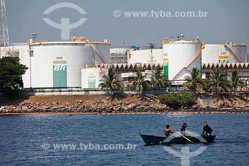  Subject: Storage Barrels of Oil, Gas and Fuels of Transpetro at Ilha do Governador with fishermen boat in the foreground / Place: Rio de Janeiro city - Rio de Janeiro state - Brazil / Date: 02/2011 