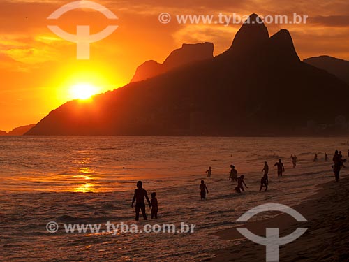  Subject: Sunset seen from Ipanema Beach - Pedra da Gávea (Rock of Gavea) and Morro Dois Irmãos (Two Brothers Mountain) in the background / Place: Rio de Janeiro city - Rio de Janeiro state - Brazil / Date: 02/2010 