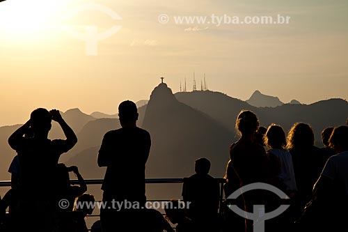 Subject: Tourists at Sugar Loaf looking for the Christ the Redeemer / Place: Rio de Janeiro city - Rio de Janeiro state - Brazil / Date: 10/201 