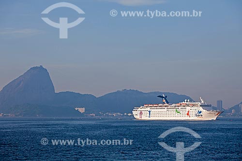  Subject: Cruise ship off the coast of Rio de Janeiro with Sugar Loaf in the background / Place: Rio de Janeiro city - Rio de Janeiro state - Brazil / Date: 02/2011 