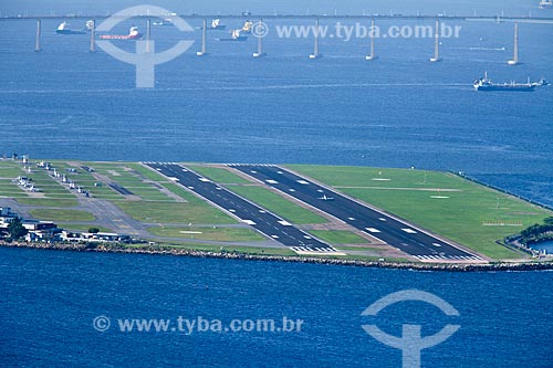  Subject: Aerial view of the runway at Santos Dumont airport with Rio-Niteroi Bridge in the background / Place: Rio de Janeiro city - Rio de Janeiro state - Brazil / Date: 11/2010 