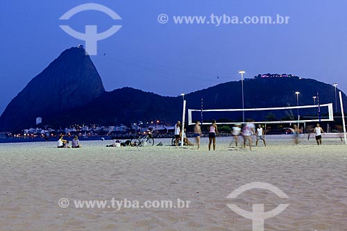  Subject: People playing volleyball at Flamengo Beach with Sugar Loaf in the background / Place: Rio de Janeiro city - Rio de Janeiro state - Brazil / Date: 02/2011 