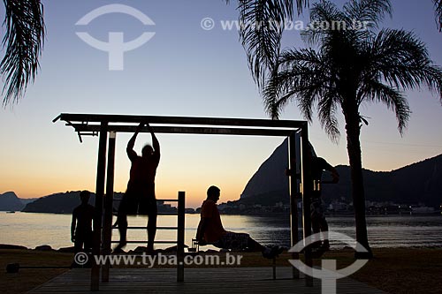  Subject: Silhouette of people exercising in Flamengo Park with Sugar Loaf in the background / Place: Rio de Janeiro city - Rio de Janeiro state - Brazil / Date: 02/2011 