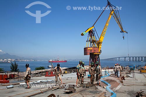  Subject: Labourers working on building the ship in Maua shipyard  / Place: Niteroi city -  Rio de Janeiro state  (RJ) - Brazil / Date: 11/2010 