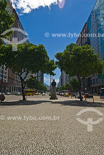  Subject: View from Presidente Vargas Avenue with bust Pereira Passos com in the background / Place: City center - Rio de Janeiro city - Rio de Janeiro state (RJ) - Brazil / Date: 12/2009 