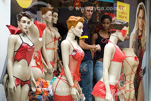  Subject: Mannequins with lingerie in store of SAARA (Society of Friends of the adjacencies of Alfandega street) / Place: City center - Rio de Janeiro city - Rio de Janeiro state - Brazil / Date: 11/2009 